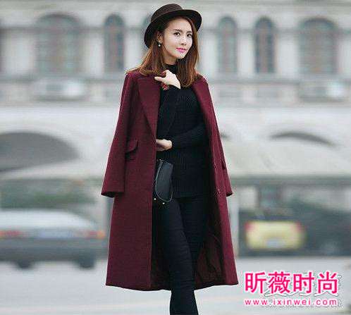 酒红色大衣怎么穿？优雅时髦有质感大衣穿搭
