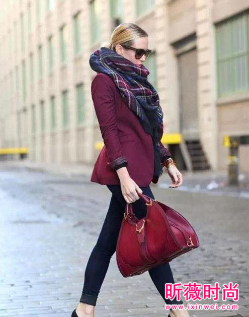 酒红色大衣怎么穿?优雅时髦有质感大衣穿搭 酒红色大衣怎么穿?优雅时髦有质感大衣穿搭