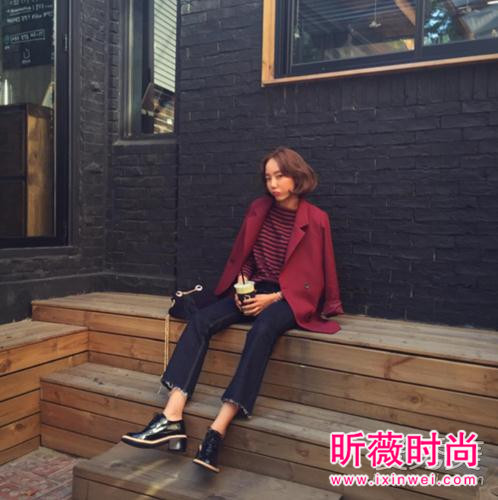 酒红色大衣怎么穿？优雅时髦有质感大衣穿搭
