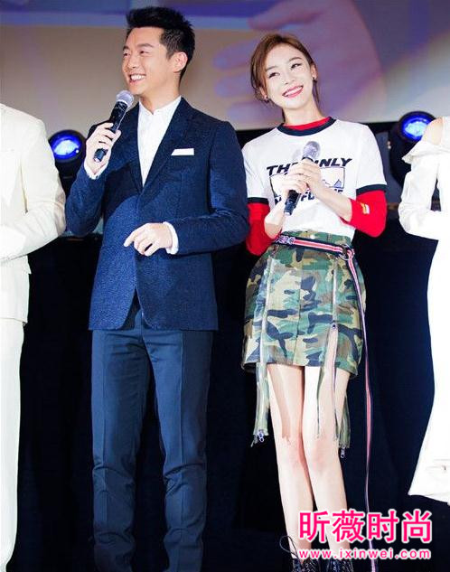 袁姗姗字母T搭迷彩裙 完美时髦穿搭在细节上