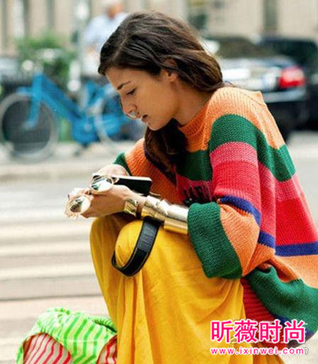 来点时髦又特别的存在 冬季穿上亮色毛衣吧