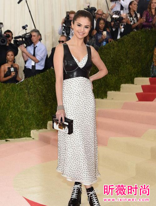 时髦复古凹造型 2017必备的时尚小箱包