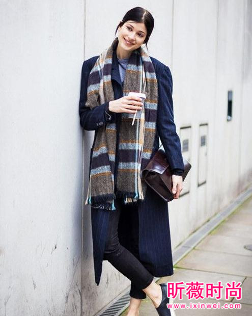 看街拍达人如何挑围巾?素面VS格纹围巾穿搭解析 看街拍达人如何挑围巾?素面VS格纹围巾穿搭解析