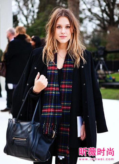 看街拍达人如何挑围巾？素面VS格纹围巾穿搭解析