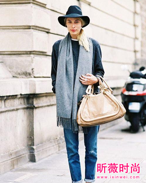 看街拍达人如何挑围巾？素面VS格纹围巾穿搭解析