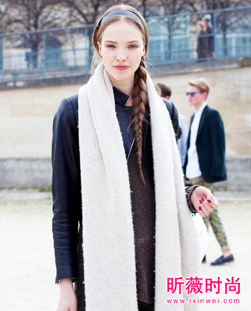 看街拍达人如何挑围巾？素面VS格纹围巾穿搭解析