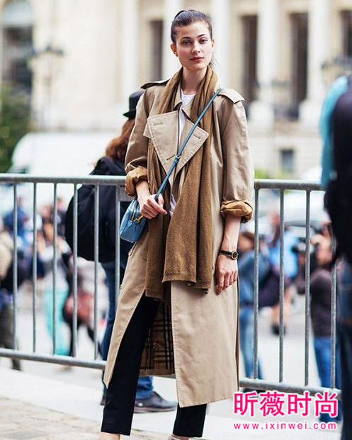 看街拍达人如何挑围巾？素面VS格纹围巾穿搭解析