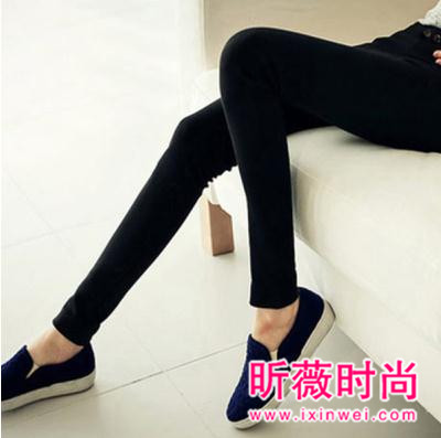 想要时髦又保暖？一条黑色裤子搞定秋冬所有搭配