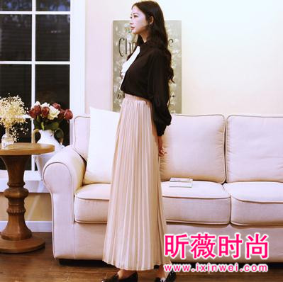 基本款上衣搭配半身裙 知性优雅气质瞬间凸显 基本款上衣搭配半身裙 知性优雅气质瞬间凸显