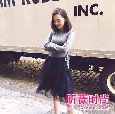 基本款上衣搭配半身裙 知性优雅气质瞬间凸显