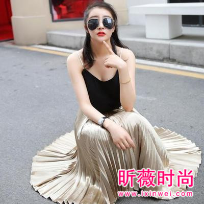 基本款上衣搭配半身裙 知性优雅气质瞬间凸显