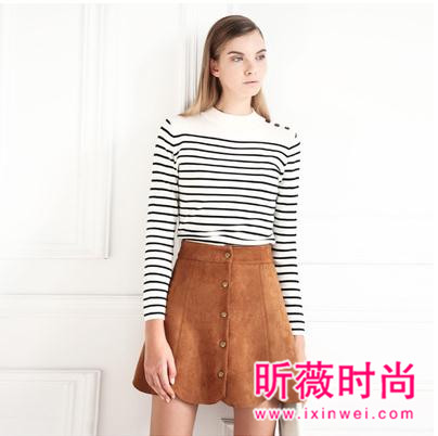 基本款上衣搭配半身裙 知性优雅气质瞬间凸显