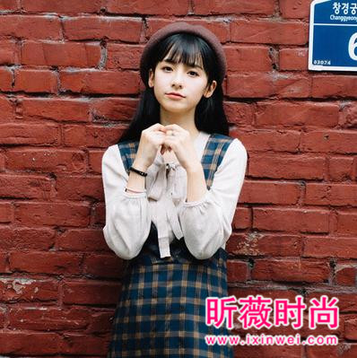 想要甜美少女心穿搭 就在领口扎个蝴蝶结吧