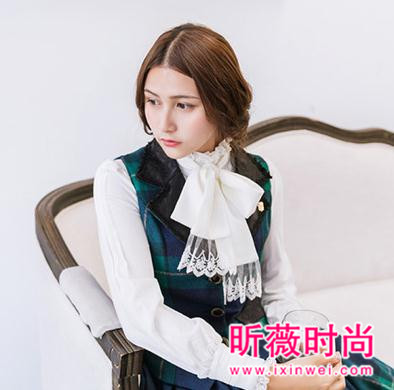 想要甜美少女心穿搭 就在领口扎个蝴蝶结吧