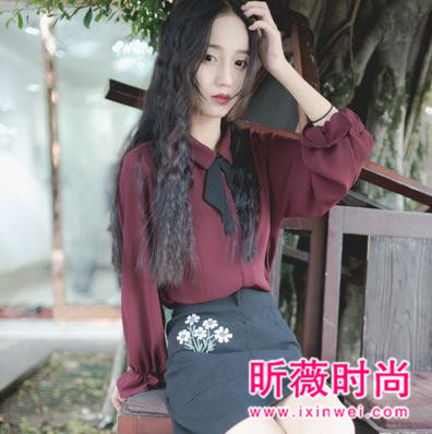 想要甜美少女心穿搭 就在领口扎个蝴蝶结吧