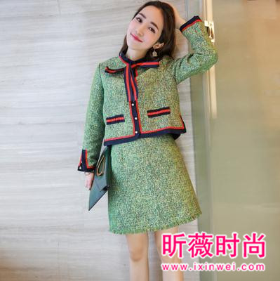 想要甜美少女心穿搭 就在领口扎个蝴蝶结吧