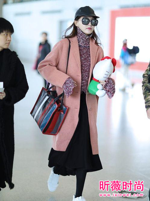 唐嫣迷上了长款呢大衣 这样穿好时尚好拉风 唐嫣
迷上了长款呢大衣 这样穿好时尚好拉风