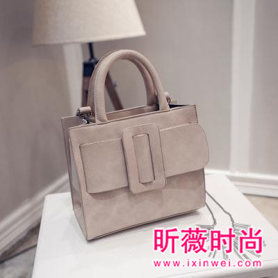 包包好搭配衣服还很实用 时髦女人出街必备单品