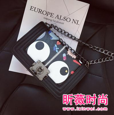 包包好搭配衣服还很实用 时髦女人出街必备单品