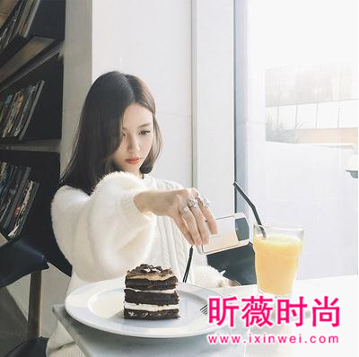 秋季穿上时髦外搭毛衣 做个优雅气质的女神