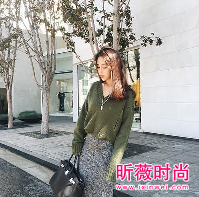秋季穿上时髦外搭毛衣 做个优雅气质的女神