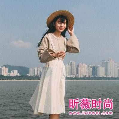 这个季节流行学院风 背带裙穿出俏皮活力