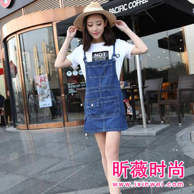 这个季节流行学院风 背带裙穿出俏皮活力