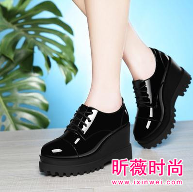 新款松糕鞋凸显优美曲线 显高显瘦的时尚利器