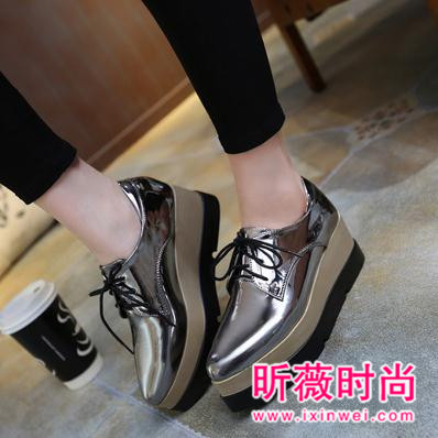 新款松糕鞋凸显优美曲线 显高显瘦的时尚利器