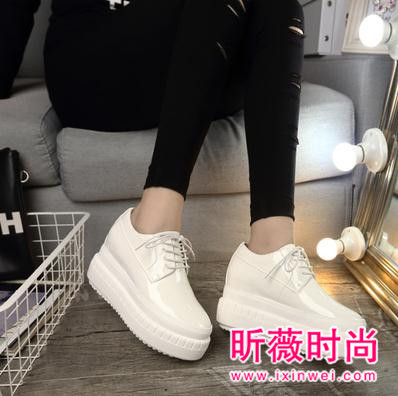 新款松糕鞋凸显优美曲线 显高显瘦的时尚利器 新款松糕鞋凸显优美曲线 显高显瘦的时尚利器