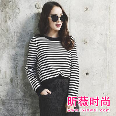 穿这样的毛衣更有feel 演绎少女范穿出女王气质 穿这样的毛衣更有feel 演绎少女范穿出女王气质