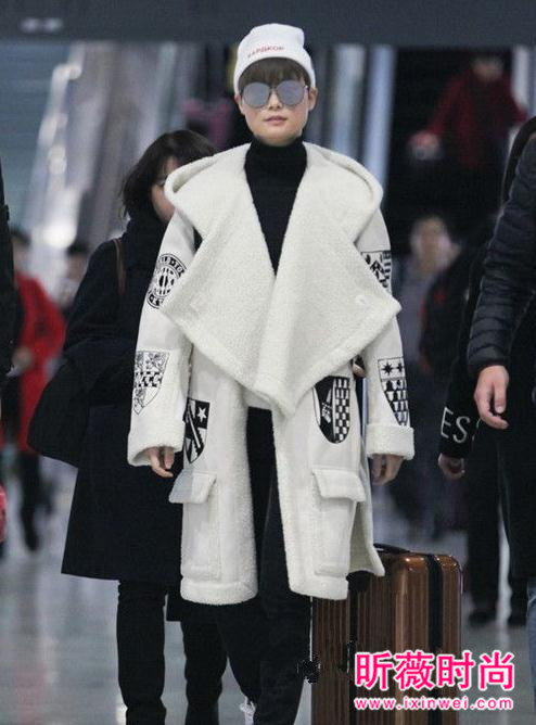 女星最新机场街拍漂亮实用 呢子大衣仍然是主打