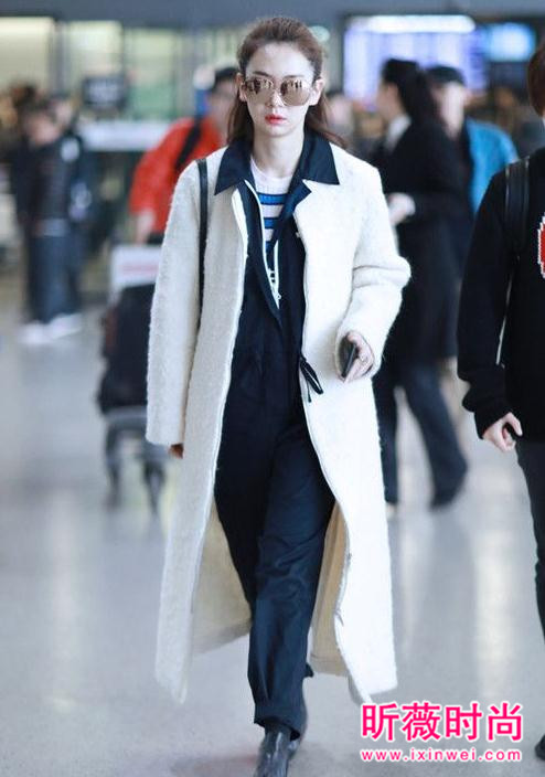 女星最新机场街拍漂亮实用 呢子大衣仍然是主打