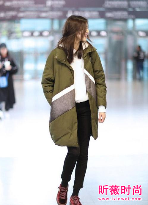 女星最新机场街拍漂亮实用 呢子大衣仍然是主打