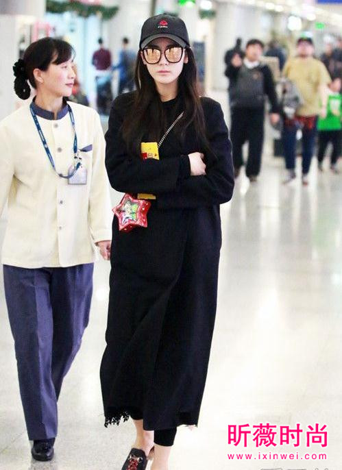 女星最新机场街拍漂亮实用 呢子大衣仍然是主打