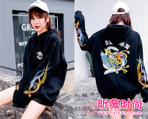 加绒宽松套头刺绣卫衣 凸显时尚个性与活力感