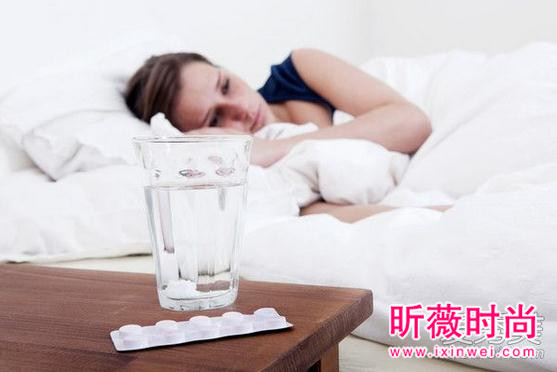 额头放冷毛巾能退烧？感冒的时候不能泡澡？