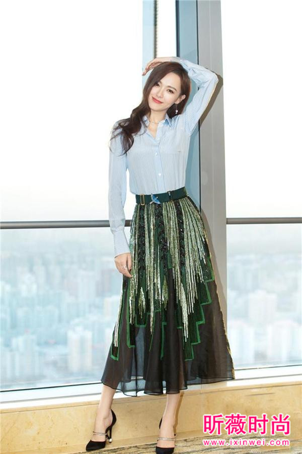 今年最火的就是蓝条纹衬衫 女神唐嫣姚晨都在穿