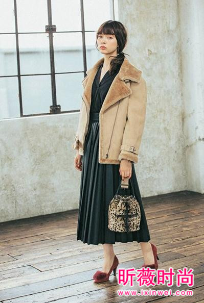 最适合冬季里的穿搭 羊毛翻领外套在街头红火