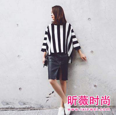 秋季时尚穿搭最佳帮手 帅气的小皮裙你有了吗？