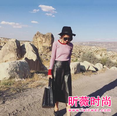 秋季时尚穿搭最佳帮手 帅气的小皮裙你有了吗？