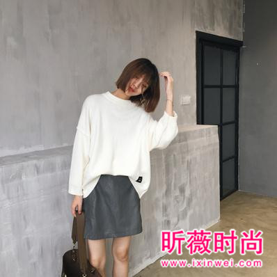 秋季时尚穿搭最佳帮手 帅气的小皮裙你有了吗？