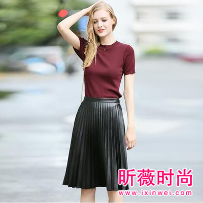 秋季时尚穿搭最佳帮手 帅气的小皮裙你有了吗？