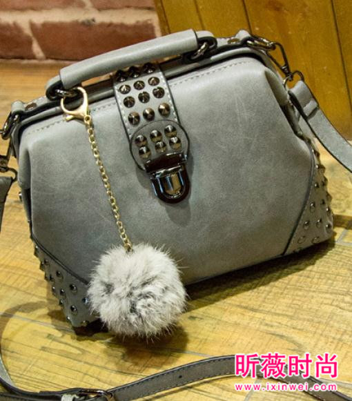 一款时尚单肩包搭配 让你冬日美出新高度