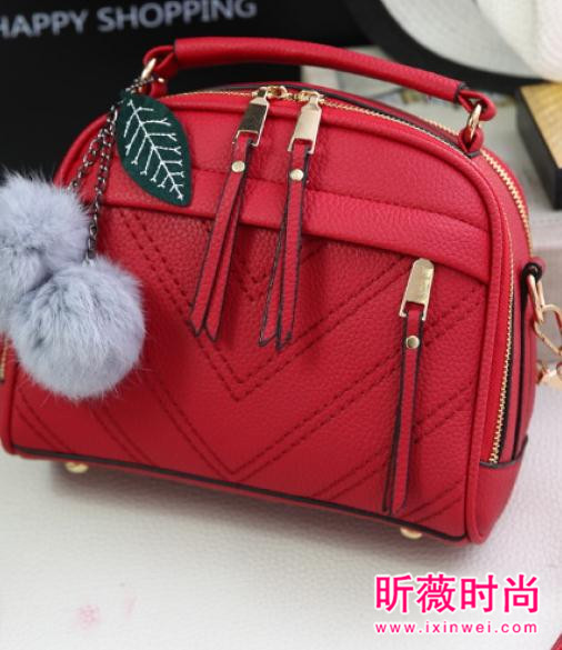 一款时尚单肩包搭配 让你冬日美出新高度