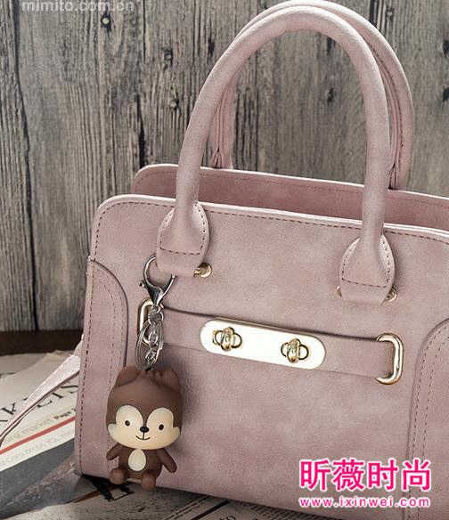 一款时尚单肩包搭配 让你冬日美出新高度