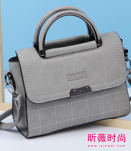 一款时尚单肩包搭配 让你冬日美出新高度