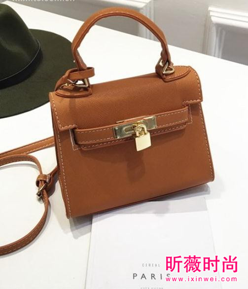 一款时尚单肩包搭配 让你冬日美出新高度