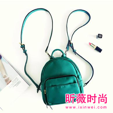 一款减龄双肩包搭配 出街约会都时尚百搭 一款减龄双肩包搭配 出街约会都时尚百搭
