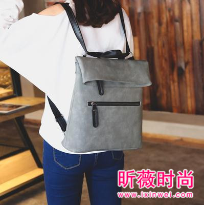 一款减龄双肩包搭配 出街约会都时尚百搭 一款减龄双肩包搭配 出街约会都时尚百搭